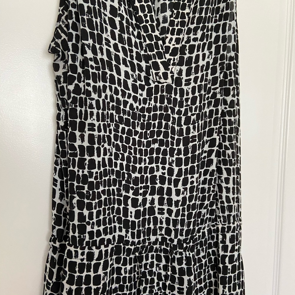Black and White Brick Pattern Dress - Picture 2 of 3
